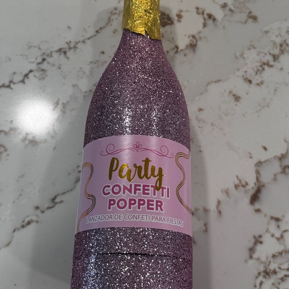 NWT PARTY CONFETTI POPPER - Picture 1 of 4